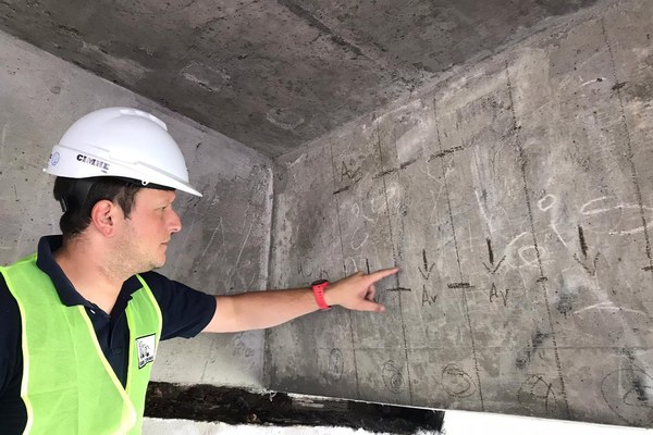 Engenheiro inspecionando estrutura de concreto