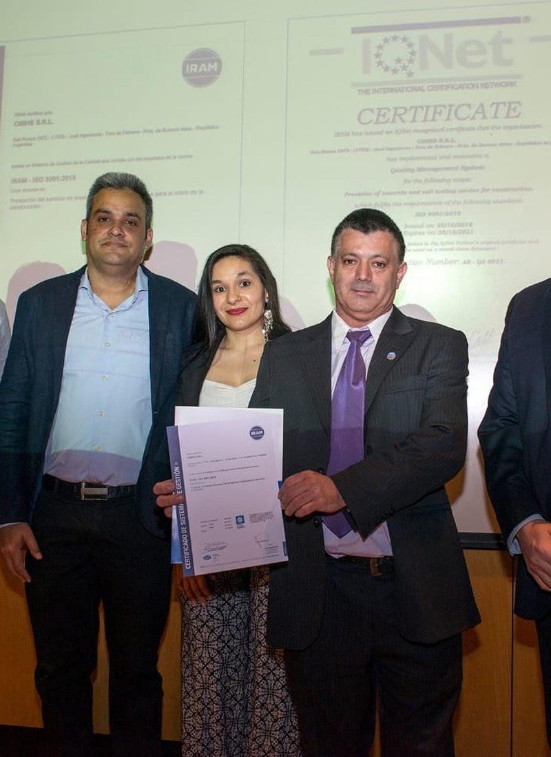 Equipe do Grupo CIMHE com o certificado IQNet — IRAM