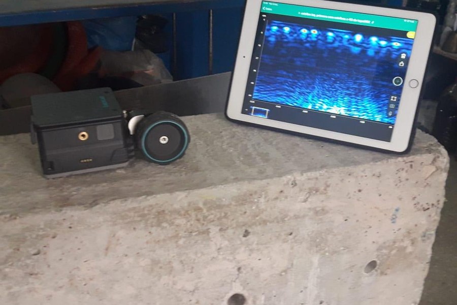 Ensaio com equipamento de escaneamento de concreto