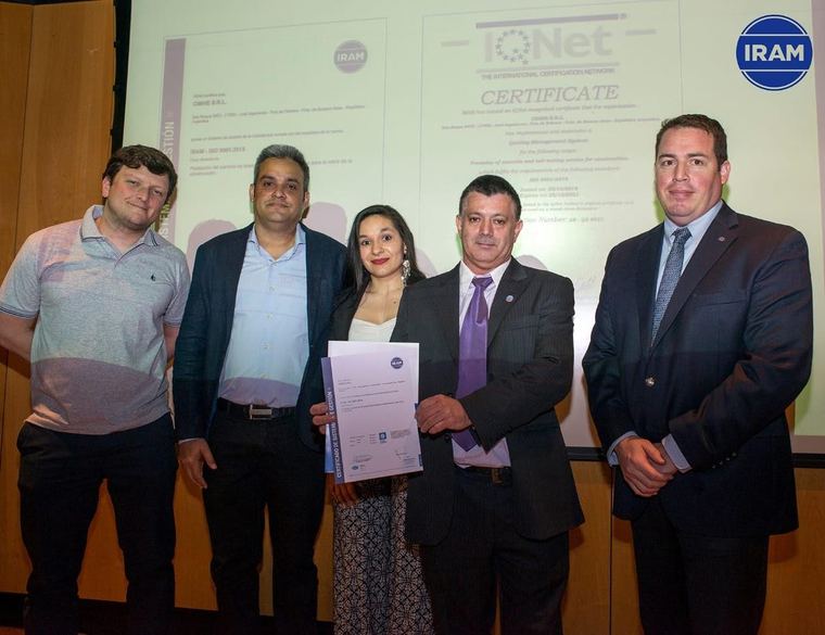 Equipe com o certificado IQNet — IRAM