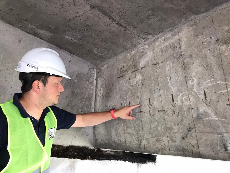 Engenheiro inspecionando estrutura de concreto
